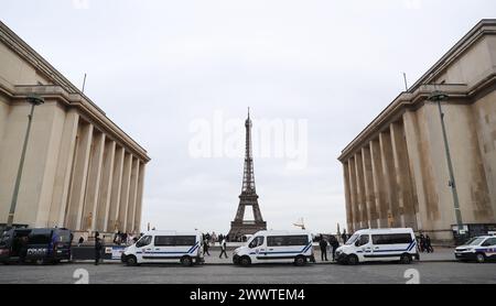 Paris, France. 25 mars 2024. Des véhicules de la police française sont vus sur la place du Trocadéro près de la Tour Eiffel à Paris, France, le 25 mars 2024. Le gouvernement français a décidé dimanche de relever le système d'alerte de sécurité nationale Vigipirate à son plus haut niveau pour faire face à la menace potentielle à laquelle le pays est confronté après l'attaque terroriste meurtrière de vendredi dans la capitale russe Moscou. Crédit : Gao Jing/Xinhua/Alamy Live News Banque D'Images