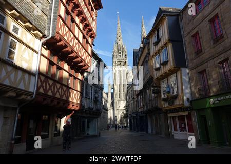 Vieille ville historique avec maisons à colombages et cathédrale Saint-Corentin, France, Bretagne, Quimper Banque D'Images