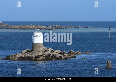 Duslen beacon avertit les navires de peu de profondeur au large du port de Roscoff, France, Bretagne, Roscoff Banque D'Images