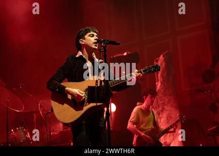 Newcastle, Royaume-Uni - 25 mars. Declan McKenna se produit à l'o2 City Hall de Newcastle devant une foule à guichets fermés lors de sa tournée « What Happened to the Beach ». Crédit photo : Jill O'Donnell/Alamy Live News Banque D'Images