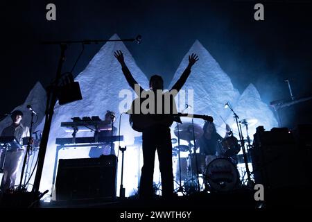 Newcastle, Royaume-Uni - 25 mars. Declan McKenna se produit à l'o2 City Hall de Newcastle devant une foule à guichets fermés lors de sa tournée « What Happened to the Beach ». Crédit photo : Jill O'Donnell/Alamy Live News Banque D'Images