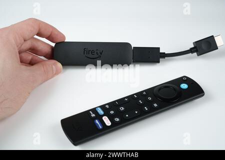 Amazon Fire TV Stick 4K MAX 2023 avec câble d'extension HDMI et la télécommande. Le dispositif de streaming le plus puissant d'Amazon. Stafford, Royaume-Uni. M Banque D'Images