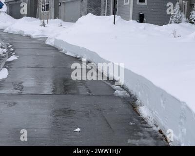 Freshly Shoveled Pathway Leading Home dans un quartier enneigé Banque D'Images
