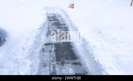 Freshly Shoveled Pathway Leading Home dans un quartier enneigé Banque D'Images