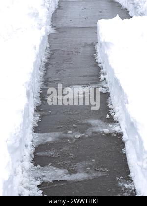 Freshly Shoveled Pathway Leading Home dans un quartier enneigé Banque D'Images