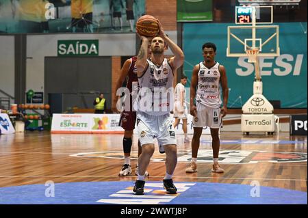 Caxias do Sul, Brésil. 25 mars 2024. Images du match entre Caxias do Sul Basquete contre Basquete Cearense, valable pour le 22ème tour de NBB 23/24, joué au SESI Gymnasium, à Caxias do Sul, RS, ce lundi (25). Crédit : Antônio Machado/FotoArena/Alamy Live News Banque D'Images