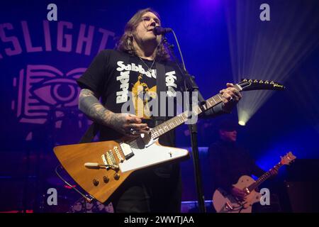 Londres, Royaume-Uni. 25 mars 2024. Le chanteur Brian Fallon du groupe de rock américain The Gaslight Anthem se produit lors de la première de trois nuits au Roundhouse dans le cadre de leur tournée History Books. Crédit : Justin Ng/Alamy Live News Banque D'Images