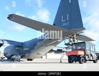 Les aviateurs de l'US Air Force du 106th maintenance Group de la 106th Rescue Wing effectuent une formation d'emploi au combat agile alors qu'ils réparent un avion de recherche et de sauvetage HC-130J combat King II pendant l'exercice Agile Rage 2024 à la base de la Garde nationale aérienne F.S. Gabreski, Westhampton Beach, New York, le 29 février, 2024. L'exercice a servi de préparation vitale pour les unités de la Garde nationale aérienne, mettant l'accent sur l'agilité, l'interopérabilité et le concept Agile combat Employment (ACE) pour s'assurer que les aviateurs étaient adaptables et prêts à relever tous les défis opérationnels. (Photo de la U.S. Air National Guard par le Sgt d'état-major Kevin J. Do Banque D'Images