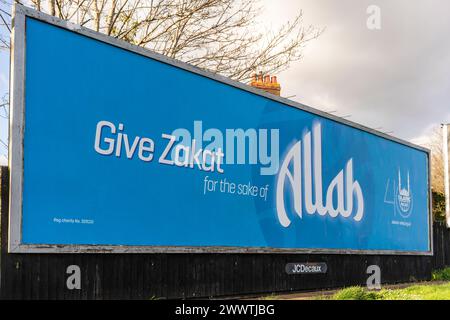 Affiche publicitaire pour l'organisation caritative Islamic relief pour faire / donner un don de Zakat pour le bien d'Allah, Southampton, Hampshire, Angleterre, Royaume-Uni Banque D'Images