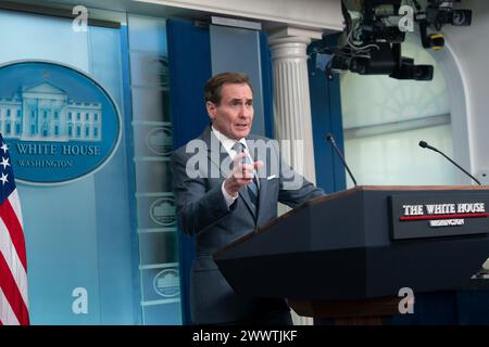 Washington, Vereinigte Staaten. 25 mars 2024. John Kirby, conseiller en communications pour la sécurité nationale de la Maison Blanche, participe au briefing quotidien à la Maison Blanche à Washington, DC, le 25 mars 2024 crédit : Chris Kleponis/Pool via CNP/dpa/Alamy Live News Banque D'Images