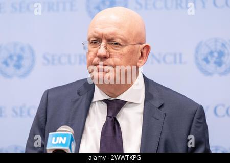 L’Ambassadrice russe Vassily Nebenzia s’adresse à la presse au Siège de l’ONU à New York le 25 mars 2024 Banque D'Images