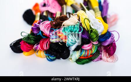 Beaucoup d'écheveaux de fil de mouline pour la broderie sur une rangée en cercle sur fond noir Banque D'Images