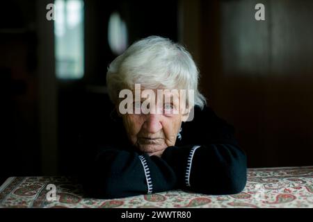 Portrait d'une femme âgée en réflexion. Banque D'Images