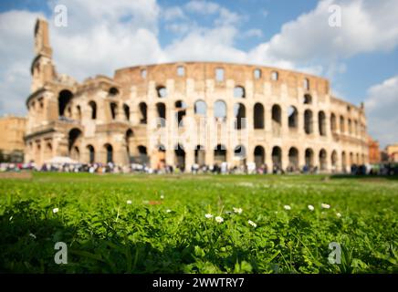 Rome, Italie. 22 mars 2024. Les touristes visitent le Colisée à Rome, Italie, le 22 mars 2024. Crédit : Li Jing/Xinhua/Alamy Live News Banque D'Images