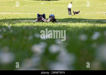 Rome, Italie. 19 mars 2024. Les gens prennent un repos au parc Villa Ada à Rome, Italie, le 19 mars 2024. Crédit : Li Jing/Xinhua/Alamy Live News Banque D'Images