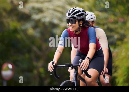 jeunes cyclistes de couple asiatique faisant du vélo sur la route rurale Banque D'Images