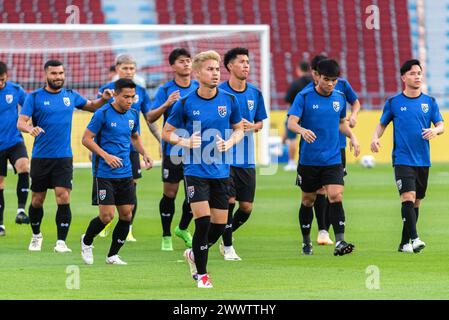 Bangkok, Thaïlande. 25 mars 2024. Les joueurs de l'équipe nationale thaïlandaise de football assistent à une séance d'entraînement au stade national Rajamangala à Bangkok. La Thaïlande affrontera la Corée du Sud lors d'un match de qualification pour la Coupe du monde de la FIFA 2026 le 26 mars 2024 au stade national Rajamangala de Bangkok. (Photo de Peerapon Boonyakiat/SOPA images/SIPA USA) crédit : SIPA USA/Alamy Live News Banque D'Images