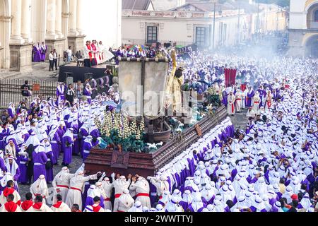 Antigua, Guatemala. 24 mars 2024. Les pénitents catholiques portent le flotteur processionnel massif alors qu'il se déplace autour de la place centrale pendant la procession de 20 heures du dimanche des Rameaux la Reseña, le 24 mars 2024 à Antigua, au Guatemala. Les processions opulentes, les algèbres détaillées et les traditions séculaires attirent plus d'un million de personnes dans l'ancienne capitale. Crédit : Richard Ellis/Richard Ellis/Alamy Live News Banque D'Images