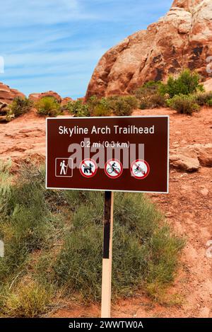 Skyline Arch dans le parc national d'Arches, Moab, Utah. Banque D'Images