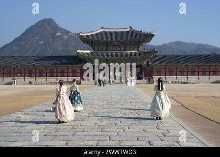 Les touristes portant des robes traditionnelles coréennes Hanbok au palais de Gyeongbokgung dans la capitale sud-coréenne de Séoul le 20 mars 2024 Banque D'Images