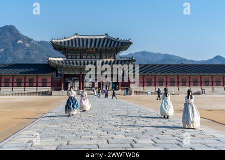Les touristes portant des robes traditionnelles coréennes Hanbok au palais de Gyeongbokgung dans la capitale sud-coréenne de Séoul le 20 mars 2024 Banque D'Images