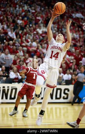 Bloomington, États-Unis. 25 mars 2024. BLOOMINGTON, INDIANA - MARS 25 : la garde des Hoosiers de l'Indiana, Sara Scalia (14 ans), joue contre l'Oklahoma University lors du tournoi de basket féminin de la NCAA le 25 mars 2024 au Simon Skjodt Assembly Hall à Bloomington, Indiana. Les Hoosiers battent l'Oklahoma University 75-68 pour passer au Sweet 16. ( Credit : Jeremy Hogan/Alamy Live News Banque D'Images