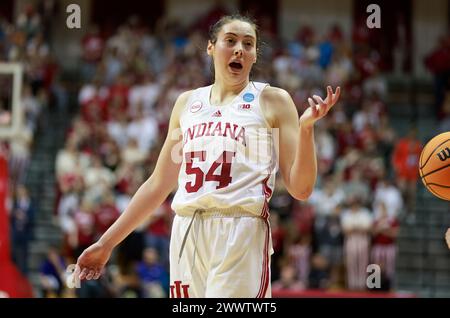 Bloomington, États-Unis. 25 mars 2024. BLOOMINGTON, INDIANA - MARS 25 : Mackenzie Holmes (54), attaquant des Hoosiers de l'Indiana, joue contre l'Oklahoma University lors du tournoi de basketball féminin de la NCAA, le 25 mars 2024, au Simon Skjodt Assembly Hall à Bloomington, Indiana. Les Hoosiers battent l'Oklahoma University 75-68 pour passer au Sweet 16. ( Credit : Jeremy Hogan/Alamy Live News Banque D'Images