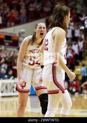 Bloomington, États-Unis. 25 mars 2024. BLOOMINGTON, INDIANA - MARS 25 : Mackenzie Holmes (54), attaquant des Hoosiers de l'Indiana, réagit lors du tournoi de basketball féminin de la NCAA contre l'Université de l'Oklahoma le 25 mars 2024 au Simon Skjodt Assembly Hall à Bloomington, Indiana. Les Hoosiers battent l'Oklahoma University 75-68 pour passer au Sweet 16. ( Credit : Jeremy Hogan/Alamy Live News Banque D'Images