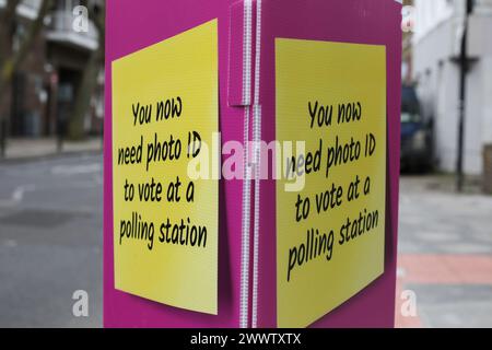 Londres, Royaume-Uni. 25 mars 2024. Avis d'identification de l'électeur affiché à Londres. Les électeurs sont tenus de présenter une pièce d'identité électorale avec photo pour voter à un bureau de vote. Crédit : SOPA images Limited/Alamy Live News Banque D'Images