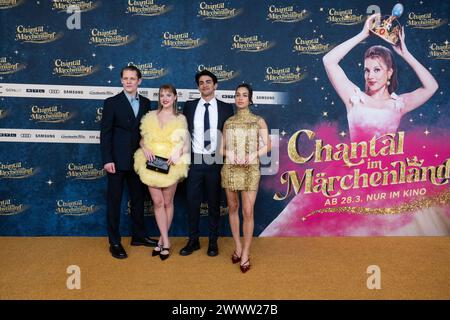 Munich, Allemagne. 25 mars 2024. Max von der Groeben (g-d), acteur, Jella Haase, actrice, Mido Kotaini, acteur et Gizem Emre, actrice, assistent à la première du film Chantal im Märchenland au Mathäser Filmpalast. Crédit : Sven Hoppe/dpa/Alamy Live News Banque D'Images