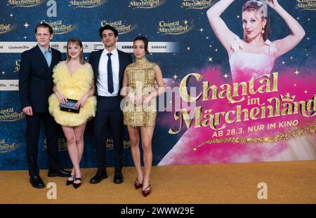 Munich, Allemagne. 25 mars 2024. Max von der Groeben (g-d), acteur, Jella Haase, actrice, Mido Kotaini, acteur et Gizem Emre, actrice, assistent à la première du film Chantal im Märchenland au Mathäser Filmpalast. Crédit : Sven Hoppe/dpa/Alamy Live News Banque D'Images