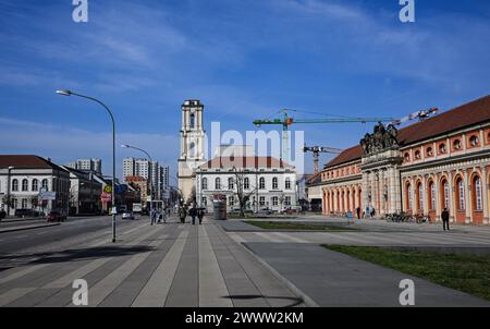 Potsdam, Allemagne. 19 mars 2024. La tour reconstruite de l'église de garnison à Breite Straße et le musée du film dans le centre-ville. Crédit : Jens Kalaene/dpa/Alamy Live News Banque D'Images