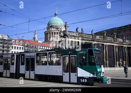 Potsdam, Allemagne. 19 mars 2024. Un tramway passe devant le Vieux marché dans le centre-ville. Crédit : Jens Kalaene/dpa/Alamy Live News Banque D'Images
