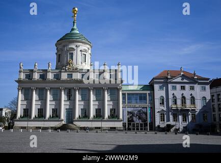 Potsdam, Allemagne. 19 mars 2024. L'ancien hôtel de ville (l) et le musée de Potsdam sur le vieux marché dans le centre. Crédit : Jens Kalaene/dpa/Alamy Live News Banque D'Images