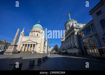 Potsdam, Allemagne. 19 mars 2024. L'obélisque, la Nikolaikirche sur l'Alter Markt, la façade de l'ancien hôtel de ville et le musée de Potsdam. Crédit : Jens Kalaene/dpa/Alamy Live News Banque D'Images
