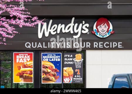 Restaurant de restauration rapide Wendy's, décoré d'affiches sur la vitrine, proposant des plats pour tôt le matin et tard en soirée, à Snellville, en Géorgie. (ÉTATS-UNIS) Banque D'Images
