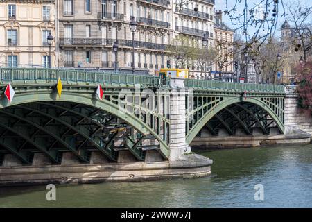 Vue sur le pont de Sully et son arc endommagé par un bateau. Le Pont Sully (ou Pont de Sully) est un pont en arche métallique traversant la Seine à Paris Banque D'Images