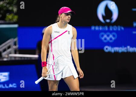 Miami Gardens, États-Unis. 25 mars 2024. MIAMI GARDENS, FLORIDE - MARS 25 : IgA Swiatek, polonaise, réagit contre Ekaterina Alexandrova lors de son match en simple féminin lors de l'Open de Miami au Hard Rock Stadium le 25 mars 2024 à Miami Gardens, Floride. (Crédit : Mauricio Paiz/Alamy Live News Banque D'Images