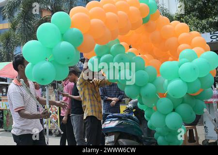 Les partisans du BJP sont vus décorer des ballons aux couleurs du parti lors d'un rassemblement mettant en vedette le ministre en chef du Tripura Manik Saha, l'ancien candidat du cm et du BJP Biplab Kumar Deb, et Kriti Singh, aux côtés d'autres dirigeants, lors d'un rassemblement de campagne électorale en faveur des candidats du Lok Sabha à Agartala. Tripura, Inde. Banque D'Images