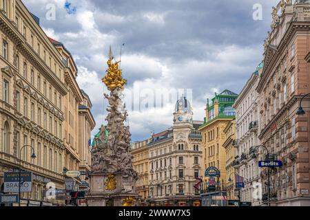 VIENNE, AUTRICHE - 26 AVRIL 2023 : le Graben, l'une des places les plus célèbres du centre-ville de Vienne. En arrière-plan se trouve la colonne de Pest (Wiener Pestsä Banque D'Images