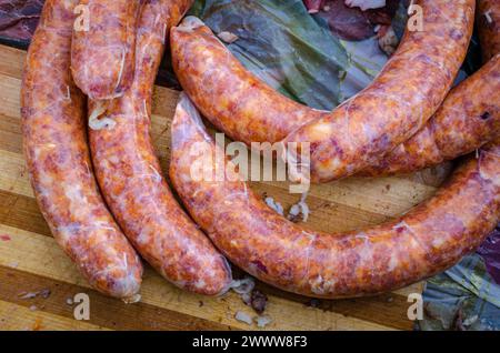 Saucisses de porc, recette traditionnelle d'Europe de l'est aux influences allemandes, fraîchement préparées Banque D'Images