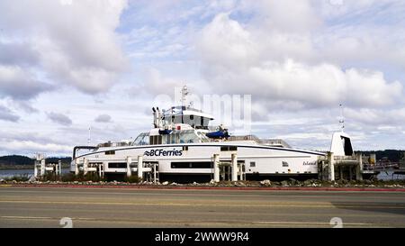 Le BC Ferry Nagalis qui relie Campbell River à Quadra vu de l'autre côté de la route Banque D'Images