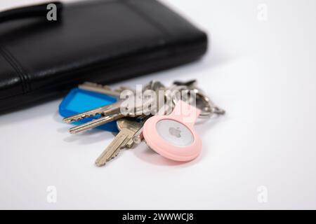 Gros plan des clés avec un AirTag pomme sur la table blanche Banque D'Images