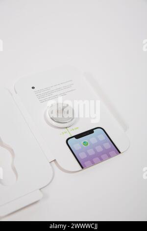 Gros plan d'un nouvel Apple AirTag dans un pack Banque D'Images