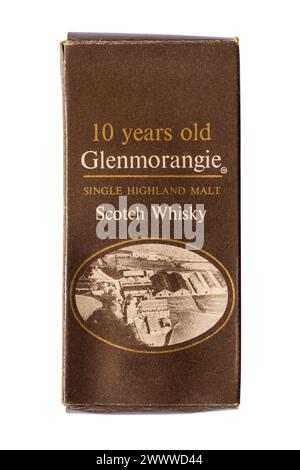 Ancienne boîte contenant une bouteille miniature de Glenmorangie Single Highland Malt Scotch Whisky de 10 ans isolé sur fond blanc Banque D'Images