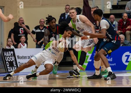 LEIDEN, PAYS-BAS - 23 MARS : Tajion Jones de ZZ Leiden, Myles cale de Hubo Limburg United, Roeland Schaftenaar de ZZ Leiden, Quentin Serron de Hubo Banque D'Images