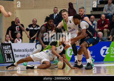 LEIDEN, PAYS-BAS - 23 MARS : Tajion Jones de ZZ Leiden, Myles cale de Hubo Limburg United, Roeland Schaftenaar de ZZ Leiden, Quentin Serron de Hubo Banque D'Images