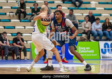 LEIDEN, PAYS-BAS - 23 MARS : Marijn Ververs de ZZ Leiden, Osunbowale Osunniyi de Hubo Limburg Unis lors du match d'or de la Ligue élite BNXT entre-temps Banque D'Images