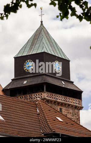 Belle tour de l'horloge à Landstuhl Allemagne pas de gens encadrés par des arbres Banque D'Images