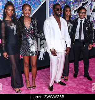 (DOSSIER) Diddy's Los Angeles et Miami Homes attaqués par Federal Law Enforcement le lundi 25 mars 2024. NEWARK, NEW JERSEY, États-Unis - 12 SEPTEMBRE : Jessie James Combs, chance Combs, rappeur américain, producteur et directeur de disques Diddy (Sean Love Combs, également connu sous ses noms de scène Puff Daddy ou P. Diddy), D'Lila Combs et Justin Dior Combs arrivent aux MTV Video Music Awards 2023 qui se tiennent au Prudential Center le 12 septembre 2023 à Newark, New Jersey, États-Unis. (Photo de Xavier Collin/image Press Agency) Banque D'Images